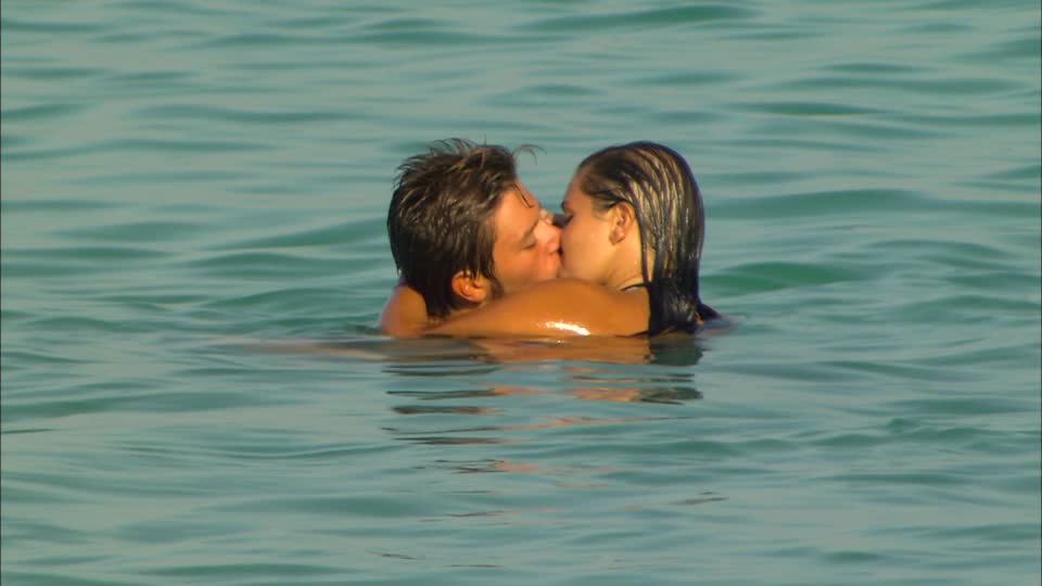 792062138-palermo-love-couple-kissing-embracing
