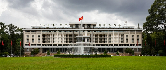 1200px-Palacio_de_la_Reunificación,_Ciudad_Ho_Chi_Minh,_Vietnam,_2013-08-14,_DD_03