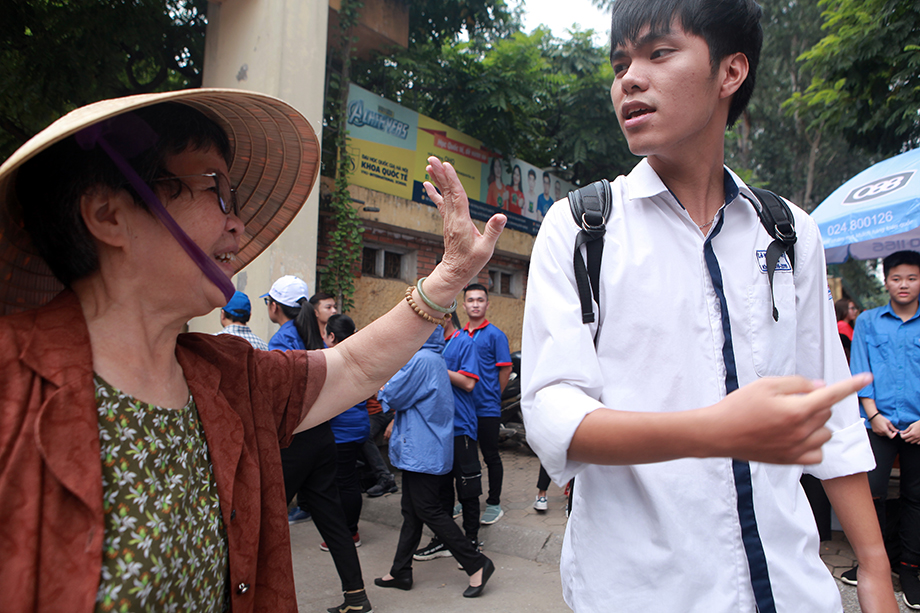 Mẹ ngồi cầu nguyện hàng giờ và những khoảnh khắc ấn tượng nhất kỳ thi Tốt nghiệp THPT 2019 - 2