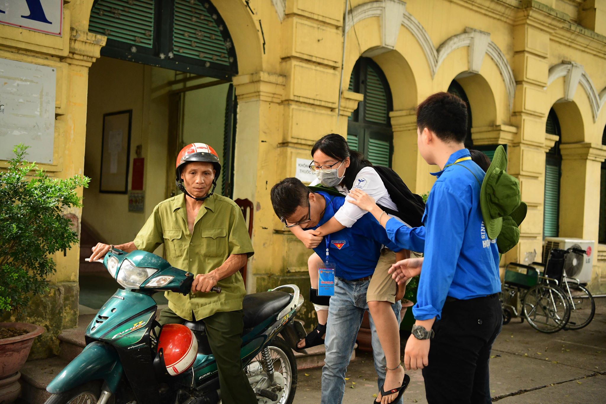 Mẹ ngồi cầu nguyện hàng giờ và những khoảnh khắc ấn tượng nhất kỳ thi Tốt nghiệp THPT 2019 - 3