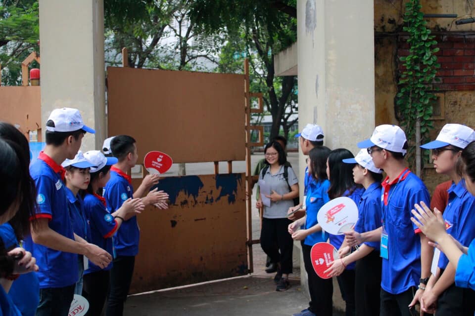 Mẹ ngồi cầu nguyện hàng giờ và những khoảnh khắc ấn tượng nhất kỳ thi Tốt nghiệp THPT 2019 - 11