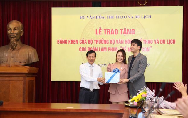 Đoàn phim “Về nhà đi con” được trao tặng bằng khen của Bộ Văn hoá - 6