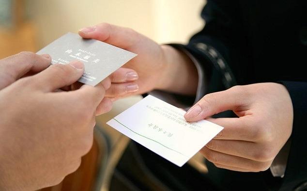 handing-business-card-japan1