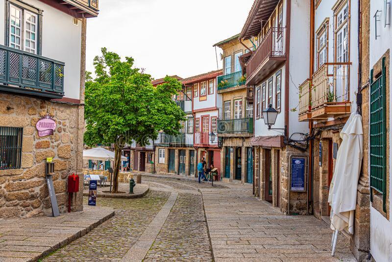 https://cdn.noron.vn/2021/06/20/guimaraes-portugal-may-view-narrow-street-old-town-guimaraes-portugal-guimaraes-portugal-may-view-narrow-205150100-1624203894_1024.jpg