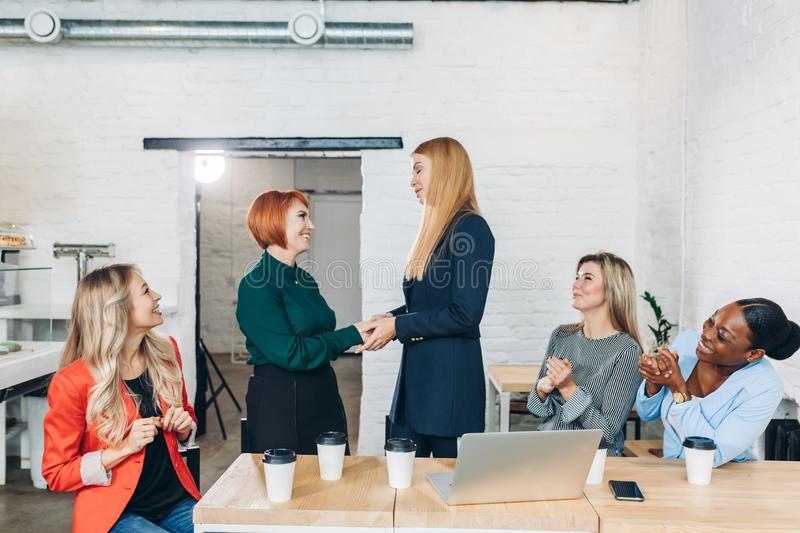 https://cdn.noron.vn/2022/06/11/happy-blonde-female-boss-promoting-employee-to-new-position-hand-shaking-co-worker-showing-respect-team-applauding-135783455-1654949635.jpg
