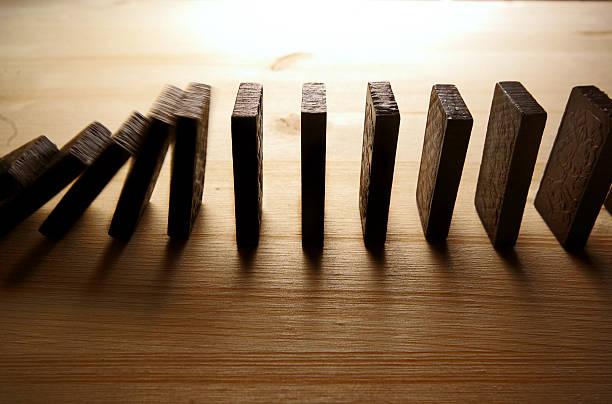 https://cdn.noron.vn/2022/11/26/falling-row-of-dominoes-on-wooden-surfaces-picture-id157589247-1669472180-1669472180.jpg