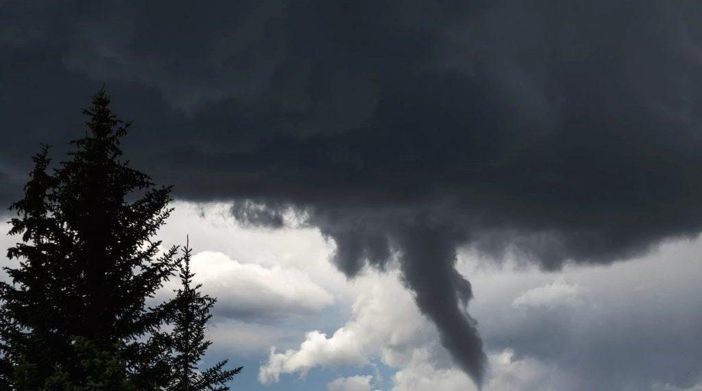 https://cdn.noron.vn/2022/12/21/funnel-clouds-1024x570-1671592220.jpg